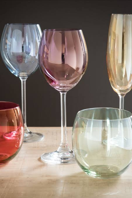 Verres colorés de différentes formes sur une table